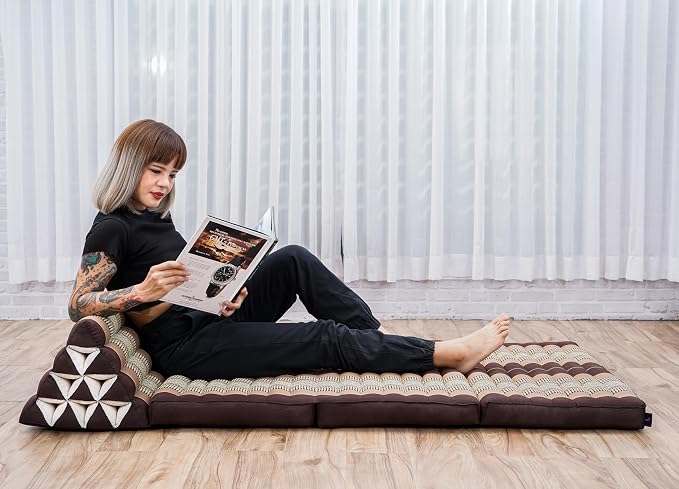 Leewadee 3-Fold Mat XXL with Triangle Cushion – Firm TV Pillow, Foldable Mattress with Cushion Made of Kapok, 67 x 31 inches, Brown by Leewadee